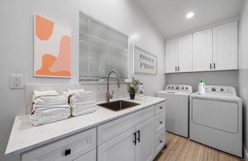 Entire Private Home with 4 Bedrooms 2 Bathrooms, Hot Tub, King Bed, 80 TV, Gated Yard, Ranch Style, Available Now - Foto 16