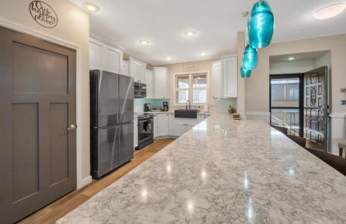 Lake front Keowee Condo with Balcony & Resort Amenities! 20 min to Clemson condo - Foto 11