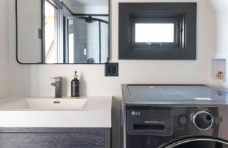 Designer A-Frame Treehouse with hot tub on river - Foto 31