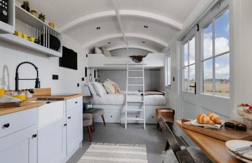 Luxury Shepherd hut with hot tub - Photo 16