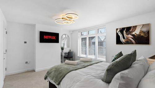 Luxury 4-Bed Family & Group Home-King or Twin Beds-Driveway, Garden-Near Gatwick - Photo 2