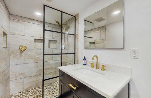 Close to Lake George! Couples Retreat with Pool - Foto 24