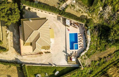 Maggie Alonia - Photo 19