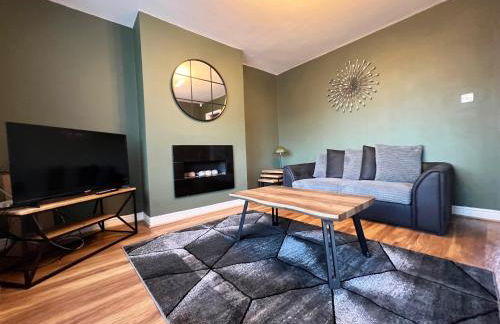 Recently Refurbished 3 Bedroom Home with Parking - Perfect for Longstays - Sleeps 8 - Photo 2