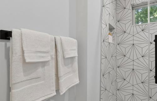 LUX Retreat Home with Yard - Foto 17