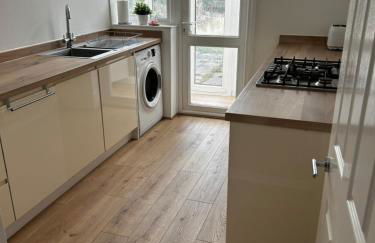 Iris Home in Southsea FREE street parking and pets welcome - Photo 11