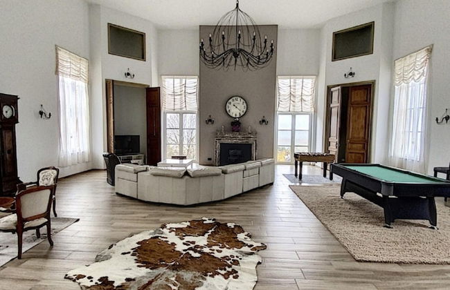 Elegant Hillside Mansion - Photo 18