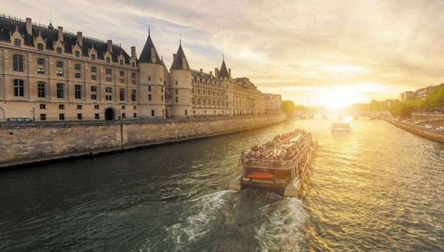 Passeando pelo Sena de barco