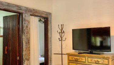 Casa COMPLETA, 2 quartos, Estacionamento GRATUITO, WIFI 300MB, frigobar, microondas, fogão e jardim - Foto 4