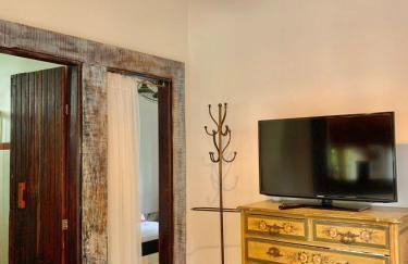 Casa COMPLETA, 2 quartos, Estacionamento GRATUITO, WIFI 300MB, frigobar, microondas, fogão e jardim - Foto 4