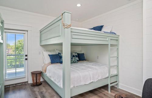 2 Blocks to the Beach! Pool & Golf Cart, Sleeps 21 - Foto 32