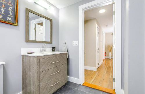 half Mi to Dtwn and Harbor Park Home with Large Yard! - Foto 19