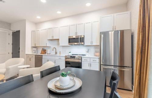 Here You Come Again by Stay Local Nashville - Foto 16