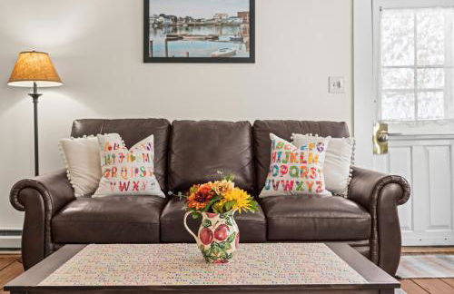 The School House Cottage, Historic 1BR Mystic River Stay Near Seaport - Foto 26