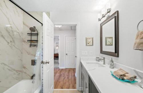 Spacious and Luxury Designed Ranch with Game Room - Foto 36