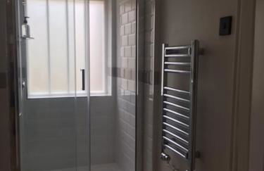 Luxury Large Five Bedroom Family House Sleeps 10 - Photo 8