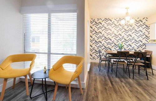 Walk to ATT-Free Parking-Min to attractions-Modern - Photo 10