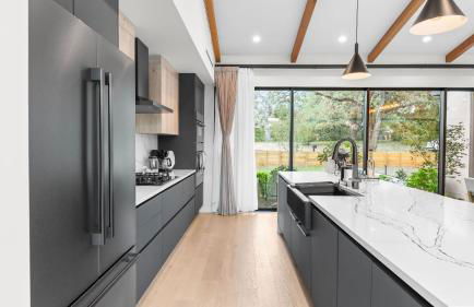 Modern Oasis w Pool Hot Tub Rooftop Deck Home Theater Mariposa Retreat by AvantStay - Foto 14