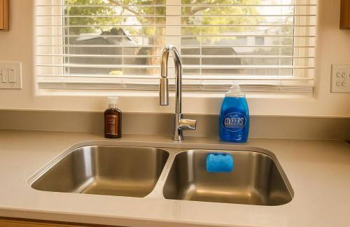 2 Bedroom Villa, Dog Park, Lake, WiFi, Laundry , Pool - Photo 7