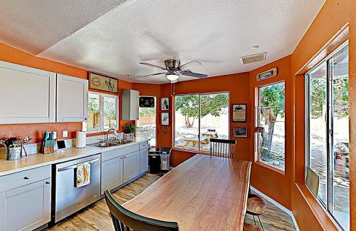 Rawhide Ranch - Walk to Pappy and Harriet's with Hot Tub! home - Foto 11