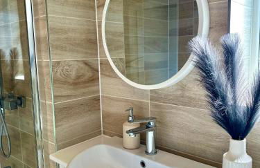 Spacious and Modern Entire Home with Garden - Foto 15