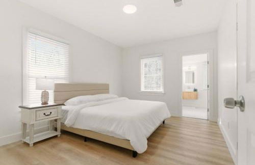 New Modern Updated Secure and Private Home - Foto 31