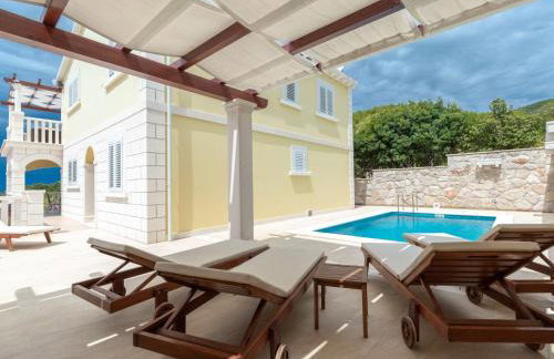 Modern Villa with Pool - Photo 34