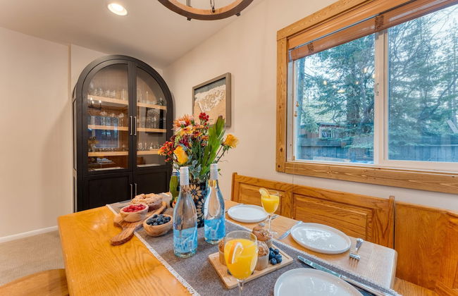 Westlake Cabin by Avantstay Hot Tub Near Skiing Walk to Restaurants Lake - Photo 5