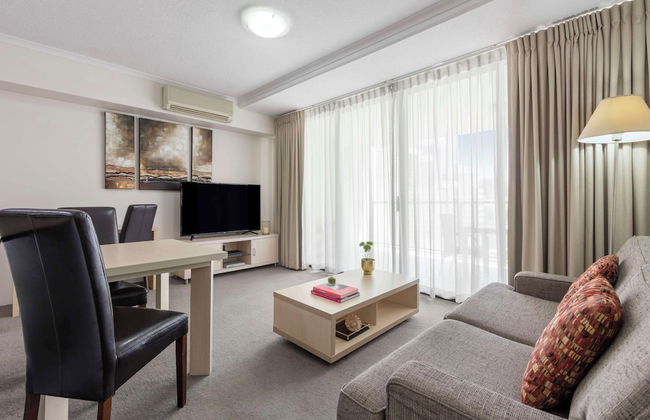 Oaks Brisbane River City Suites - Photo 35