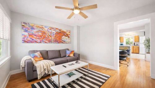 Cozy Downtown Stay w Private Backyard & Parking - Foto 5