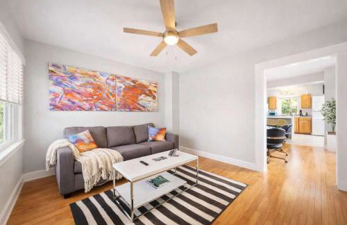 Cozy Downtown Stay w Private Backyard & Parking - Foto 5