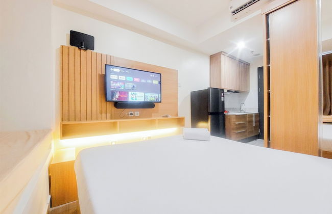 Homey And Cozy Living Studio At Collins Boulevard Apartment - Photo 3