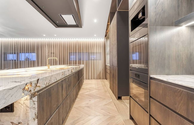 Glamorous & Stylish Getaway - Photo 26