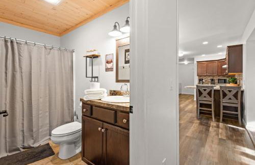 Cozy Cinema Cabin - Hot Tub and More - Foto 24