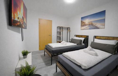 STN Royale Suite - Ferienwohnung mit 4 Schlafzimmer, 8 Big Beds, Parkplatz & Balkon, Highspeed WLAN, Netflix Premium, Zentral zu Audi & Schwarz Gruppe - Foto 14