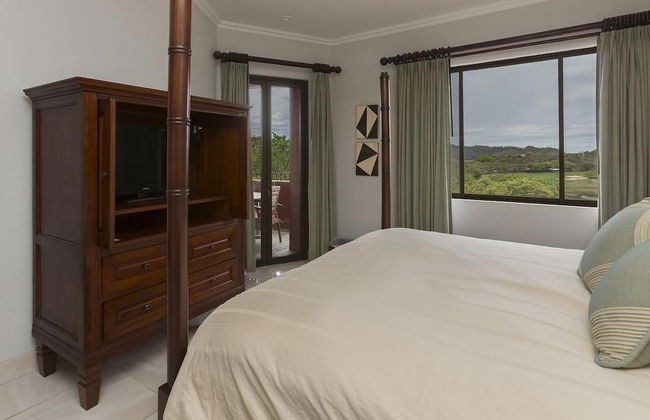 Recently Renovated Luxury Condo with Resort-Style Beach Club Access and Ocean Views - Photo 2