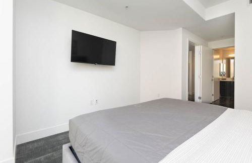 Stylish 3BR High-Rise with Pool, Hot Tub & Rooftop Views - Foto 12