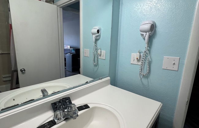 Ambassador Inn And Suites - Photo 41