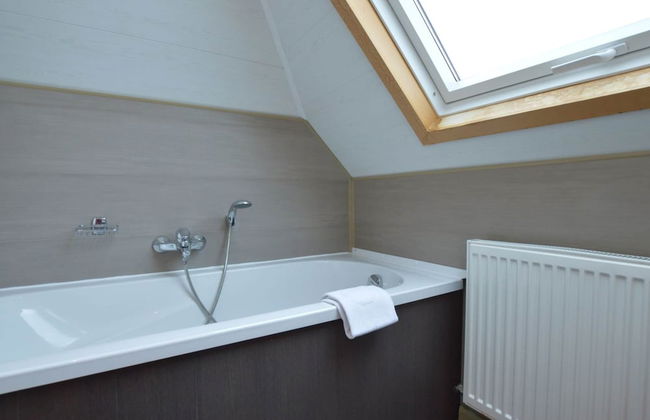 Spacious Home With Garden - Photo 20