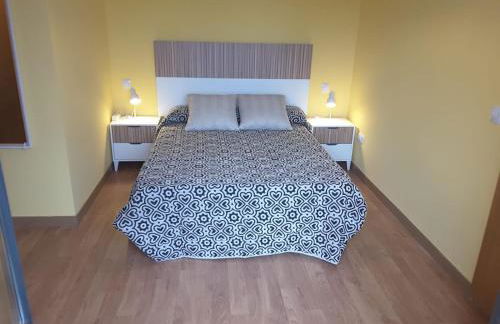 Duplex con terraza y vistas a la montaña internet aire acondicionado frente a piscinas públicas - Foto 14