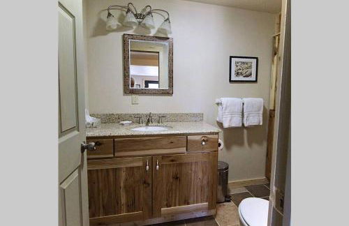 New! Lower Level Ranch Home - 10 mins to Town - Foto 7