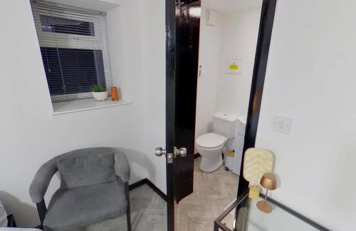 Stylish Modern Studio Near MediaCityUK & Manchester Centre - Free Parking - Sleeps 2 Enjoy - Foto 18