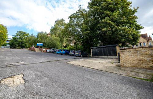 Modern 2-Bed Apartment - Near Train and Town - Parking Available - Foto 48