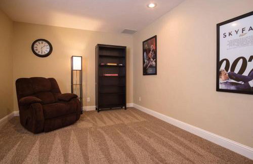 3 Car Garage Full Kitchen Large Backyard Smart TVs - Foto 15