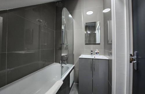 SuperValue Suite 6 - Fast WiFi, Hotel Linen, Keyless Entry, City only 10 Mins - BY PROPERTY PROMISE - Foto 20