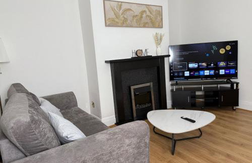 Spacious 3 Bed House Perfect for Contractors & Families with free Wi-fi and Parking - Foto 8