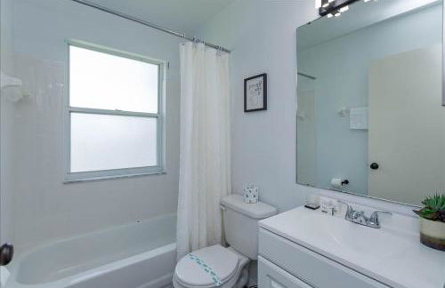 Lovely 4 Bed Oasis In the mix of everything - Photo 19