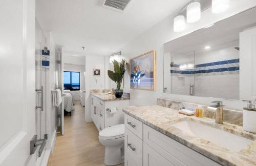 Luxury direct oceanfront corner with large private balcony, heated pool and garage - Photo 18