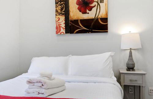 Charming Home in the Highlands W Private Backyard - Foto 43