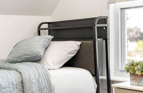 NYC Access 4BR Duplex Sleeps 10, Free Parking - Foto 46